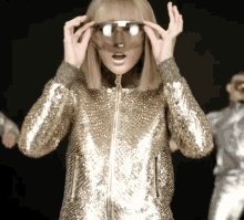 Taylor Swift Shake It Off GIF - Taylor Swift Shake It Off Visor Sunglasses GIFs