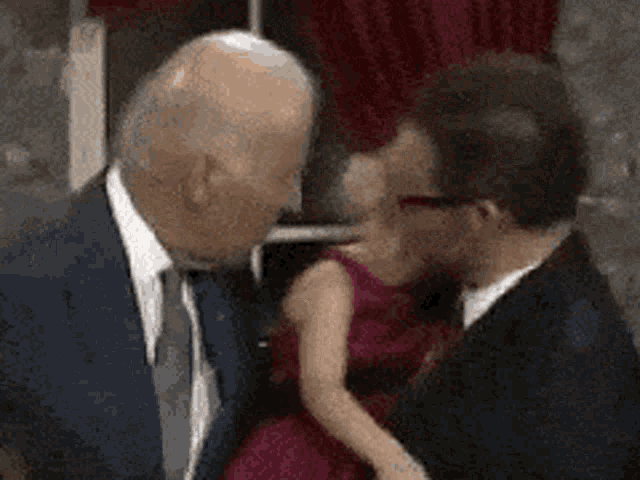 Джо Байден целует внучку. Джо Байден gif. Байден целует. Creepy Joe Biden. Дедушка внучка куни