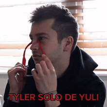 a picture of a man with the words tyler solo de yuli written below him