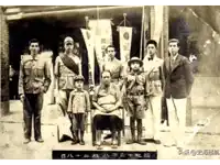 a black and white photo of a group of people with chinese writing on the bottom right