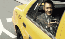 小黃 計程車 上班族 低頭族 後座 等紅燈 GIF - Taxi Cab Business Person GIFs