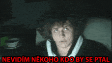 a woman sitting in a dark room with the words nevidim nekoho kdo by septal written above her