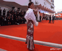 Spin Look Down GIF - Spin Look Down Posing For Picture GIFs