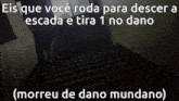a dark staircase with the words eis que você roda para descer a escada e tira 1 no dano