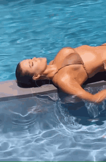 Khloe Kardashian Pool GIF - Khloe Kardashian Pool Bikini GIFs