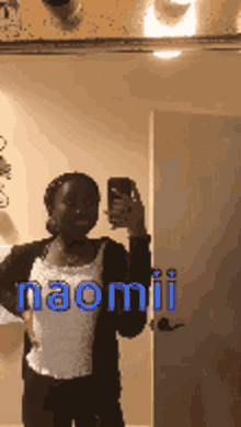 Naomi Selfie GIF - Naomi Selfie Mirror GIFs