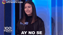 a woman says " ay no se " in front of a sign that says 100 argentinos dicen