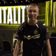 a man stands in front of a sign that says italit on it