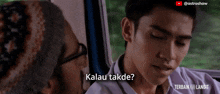 a man talking to another man with the words " kalau takde " on the bottom right
