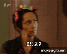 a woman with curlers in her hair is asking czego