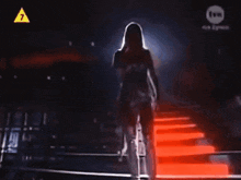 a woman in a unicorn costume is standing on a red carpet with the words znacie ewrynajt written below her