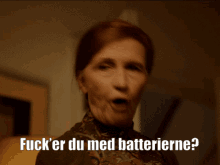a woman with red hair says fuck er du med batterierne