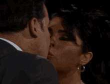 La Madrastra Kiss GIF - La Madrastra Kiss Love GIFs