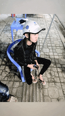 a person wearing a helmet that says ' gso ' on it