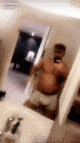 a man taking a selfie in front of a mirror that says jan skiravik 30m siden on it