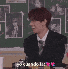 a man in a suit and tie is smiling with the words yo cuando jas above him