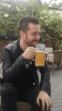 Beer Lover Smile GIF - Beer Lover Smile Thumbs Up GIFs