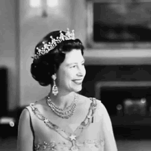 Queen Elizabeth GIF - Queen Elizabeth Young Smile GIFs
