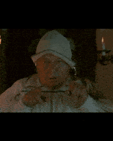 a man wearing a white robe and a white hat says " prego "
