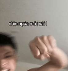 a blurry picture of a person 's fist with a caption in foreign language