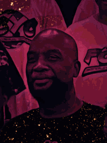 a man wearing a black shirt with the letter r on it