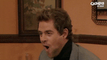 a man says me entendes in spanish