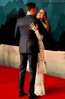 tom hiddleston loki hugs red carpet kiss