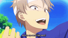 a man holding a tennis ball with the words nunca me senti tão bem written below him