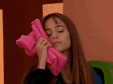 Towel Rebelde Way GIF - Towel Rebelde Way Mia Colucci GIFs