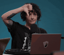 Kate Stamas Thumbs Down GIF - Kate Stamas Thumbs Down The Glass Cannon Podcast GIFs