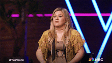Crumpling The Paper Kelly Clarkson GIF - Crumpling The Paper Kelly Clarkson The Voice GIFs