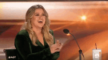 Clapping Kelly Clarkson GIF - Clapping Kelly Clarkson Americas Got Talent GIFs