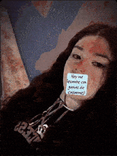 a woman with a post it note on her face that says hoy me levante con ganas de casarme