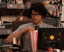 It Crowd GIF - It Crowd Eating GIFs