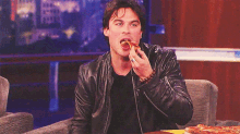 Eating Pizza Damon Salvatore GIF - Eating Pizza Damon Salvatore The Vampire Diaries GIFs