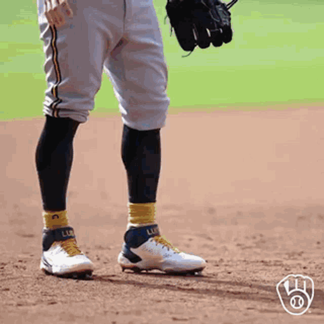 Willy Adames Brewers GIF - Willy Adames Brewers Cyburnes - Discover & Share  GIFs