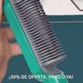 a person is holding a green comb with the words 30 % de oferta pidelo ya written below it