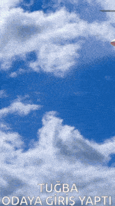 a blue sky with white clouds and tugba odaya giriş yapti