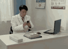 医生 小沈阳 打电话 GIF - Doctor Xiao Shenyang Call GIFs