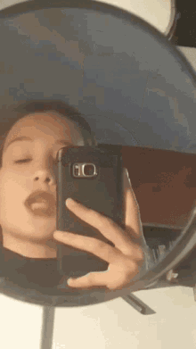 Elisa Tchoin Mirror GIF - Elisa Tchoin Mirror Selfie GIFs
