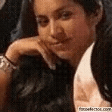 a close up of a woman 's face with the website fotoefectos.com visible in the corner