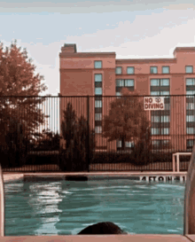a pool with a sign that says no diving