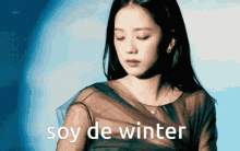 a woman with her eyes closed and the words soy de winter on the bottom right