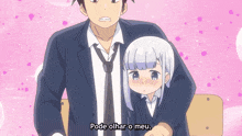 a man in a suit and tie stands next to a girl with the words pode olhar o meu