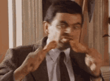 Mr Bean Comendo GIF - Mr Bean Eat Chicken GIFs