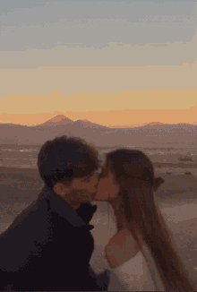 Sunset Couple GIF - Sunset Couple Kiss GIFs
