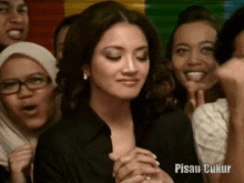 a woman in a black shirt is surrounded by other women and the caption pisau cukur is visible