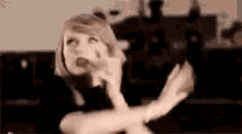 Taylor Swift Hand GIF - Taylor Swift Hand Movement GIFs
