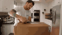 Unboxing Lets Open The Box GIF - Unboxing Lets Open The Box Lets See Whats Inside GIFs