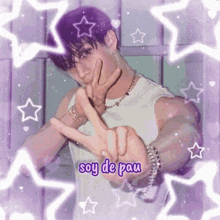a man giving the peace sign with the words soy de pau written below him